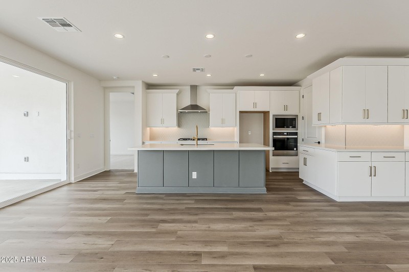 Kitchen W Ample Storage