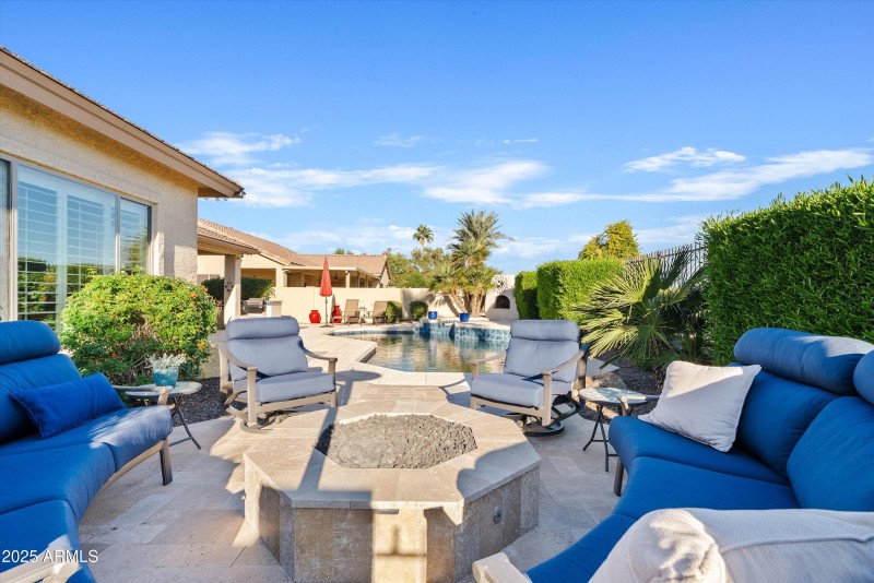 Outdoor gas fireplace