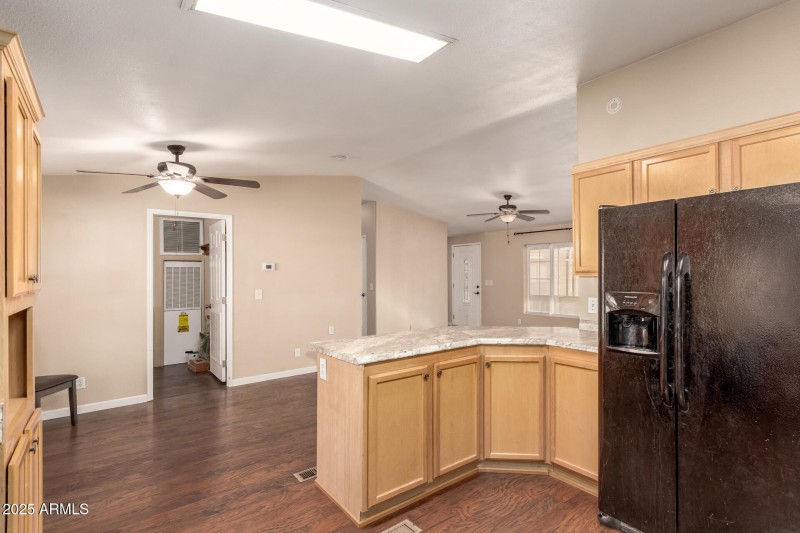 Kitchen/refrigerator