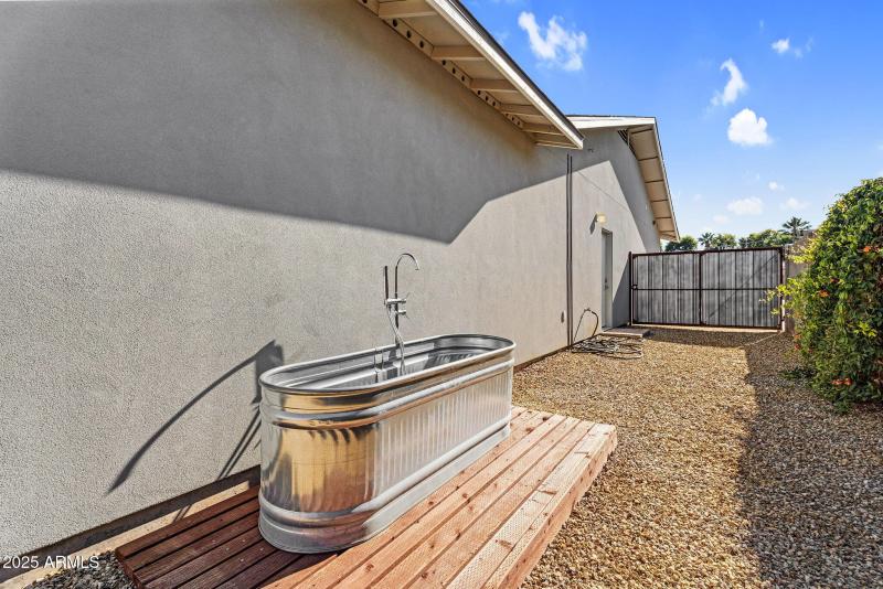 44-web-or-mls-8522 E Vernon Ave-44