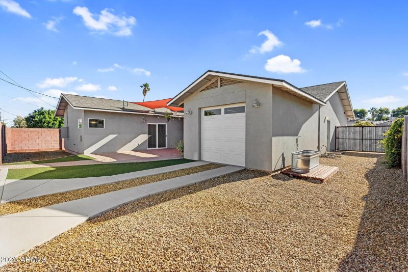 41-web-or-mls-8522 E Vernon Ave-40