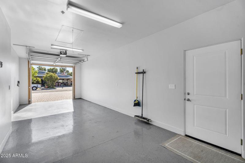 37-web-or-mls-8522 E Vernon Ave-35