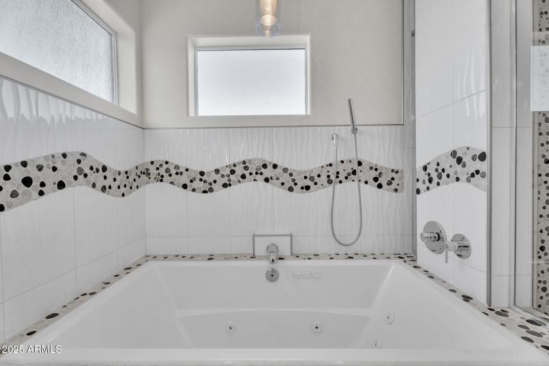 23-web-or-mls-8522 E Vernon Ave-24