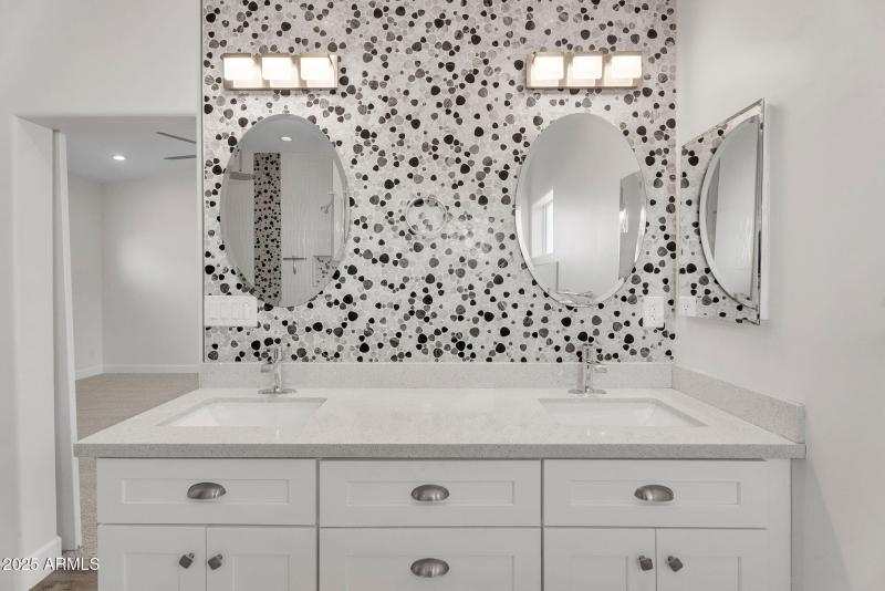 22-web-or-mls-8522 E Vernon Ave-22