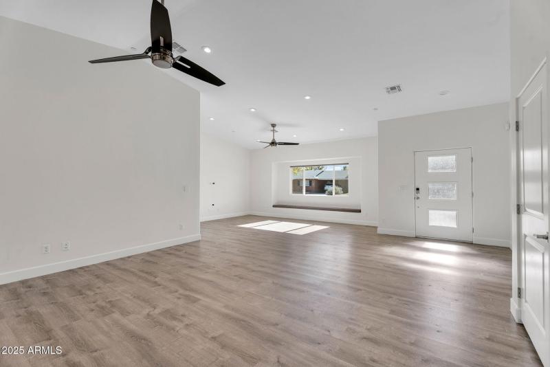 15-web-or-mls-8522 E Vernon Ave-9