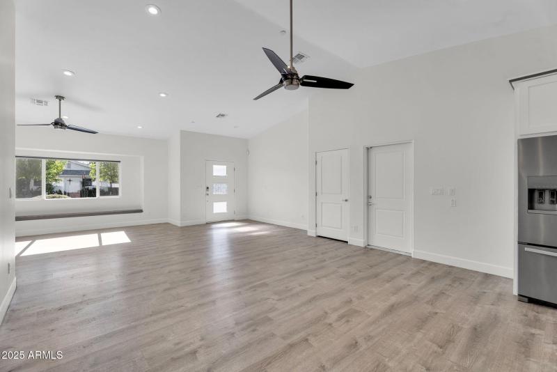 14-web-or-mls-8522 E Vernon Ave-10