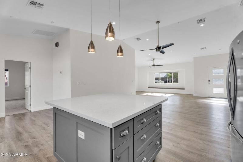 13-web-or-mls-8522 E Vernon Ave-15