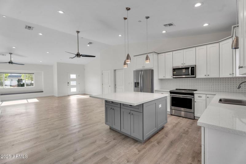 11-web-or-mls-8522 E Vernon Ave-13