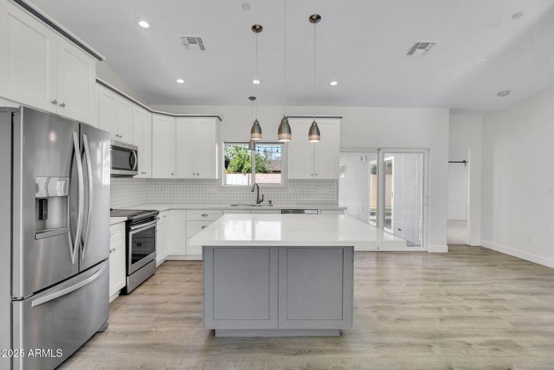 9-web-or-mls-8522 E Vernon Ave-11