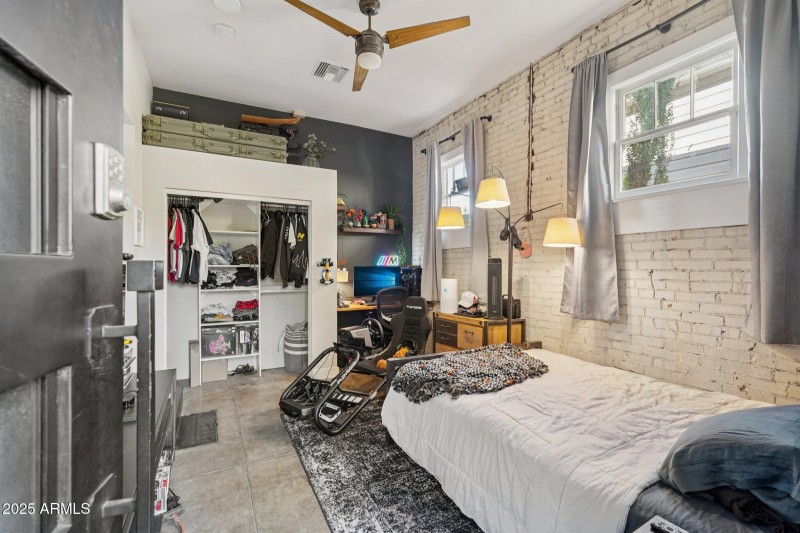 41-web-or-mls-W Lynwood St-S1412-041