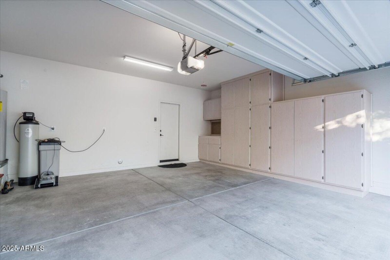 2387 N Heritage_2 car garage