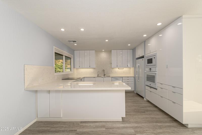 Ligh and Bright Kitchen