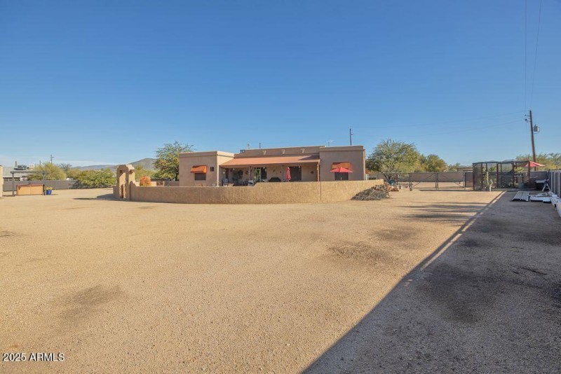 maddock of pony wall to house