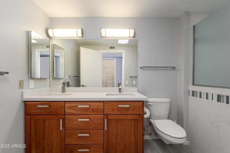 Dual sinks in Main bath