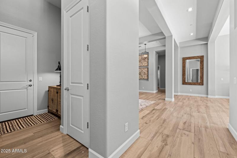 26-web-or-mls-251215-2521-E-Turnberry-Dr