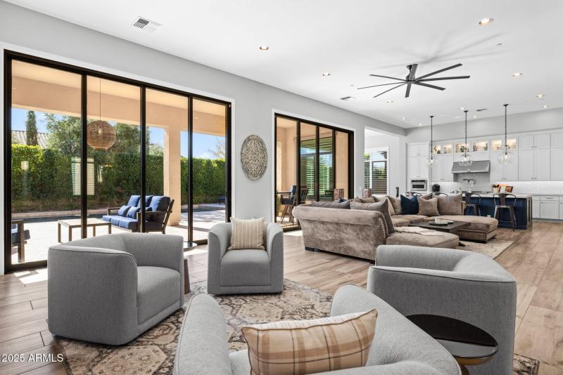 27-web-or-mls-251215-2521-E-Turnberry-Dr