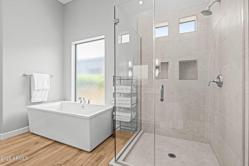 42-web-or-mls-251215-2521-E-Turnberry-Dr