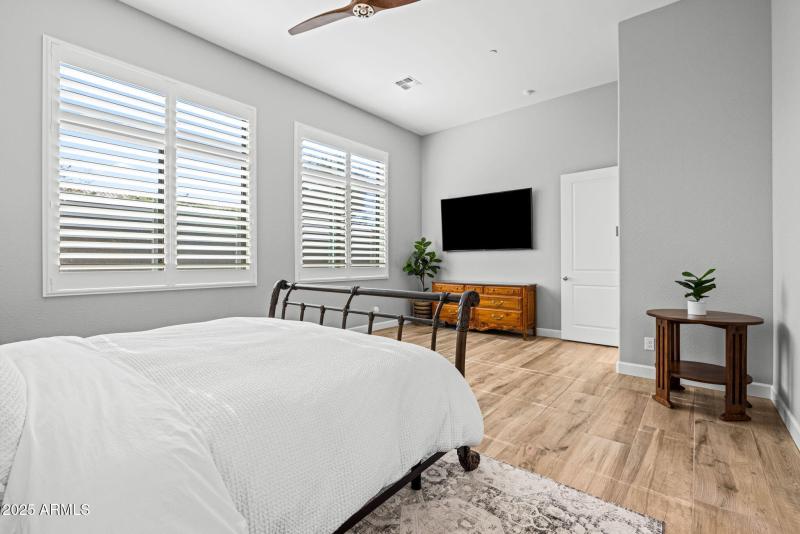 44-web-or-mls-251215-2521-E-Turnberry-Dr