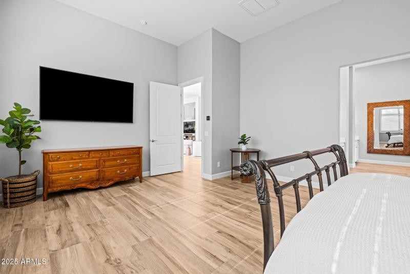 45-web-or-mls-251215-2521-E-Turnberry-Dr