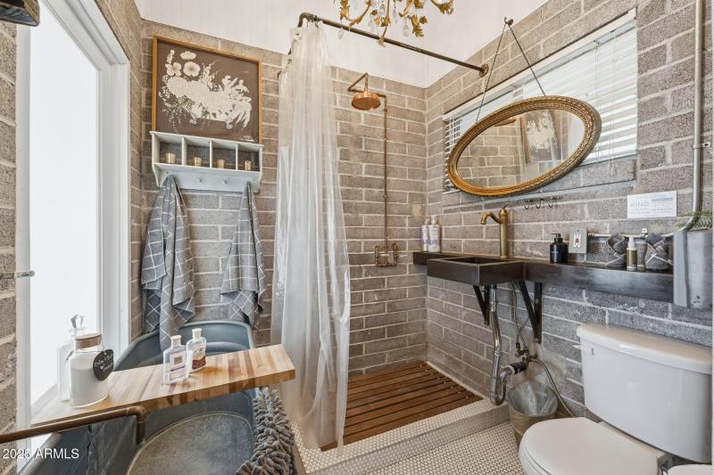 017-2341-primary-bathroom