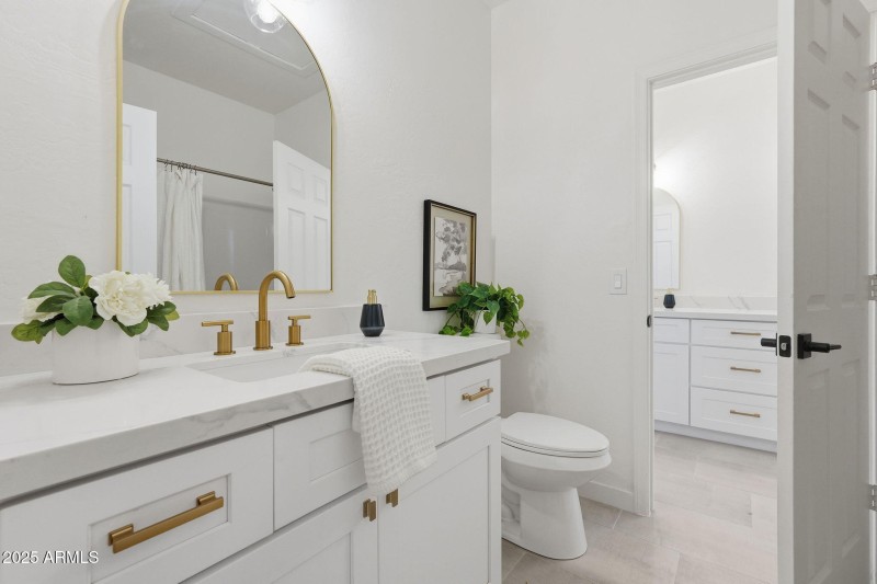 Hall Full Bath connects to Jack N Jill