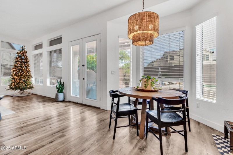 3033 N Sawyer-5_(2048)