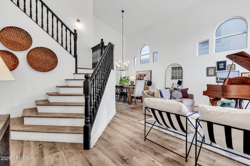 3033 N Sawyer-7_(2048)