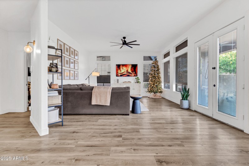 3033 N Sawyer-11_(2048)