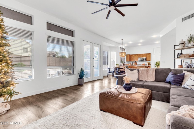 3033 N Sawyer-12_(2048)