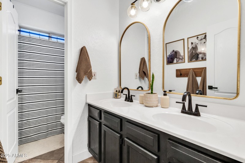 3033 N Sawyer-37_(2048)