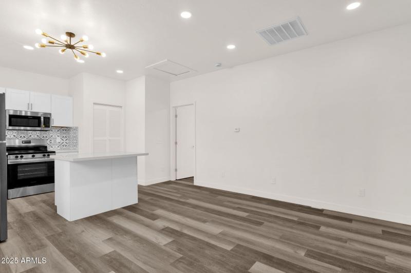 67-web-or-mls-1012-e-pierson-st