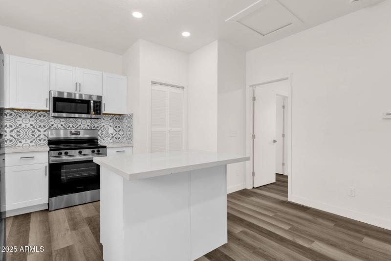 68-web-or-mls-1012-e-pierson-st