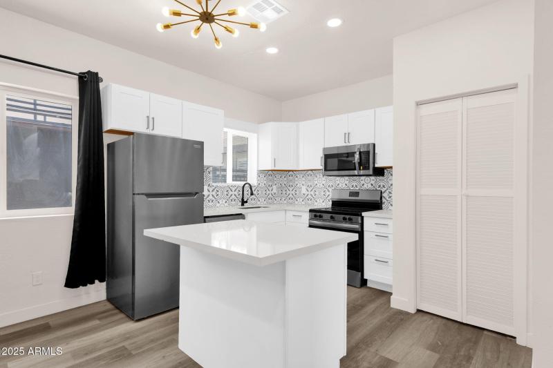 70-web-or-mls-1012-e-pierson-st