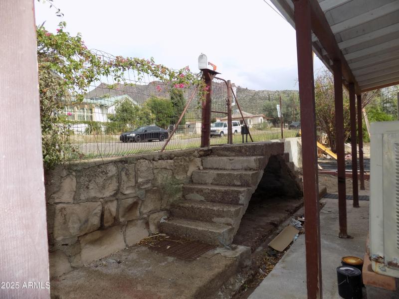 Steps dwon from Porphyry St