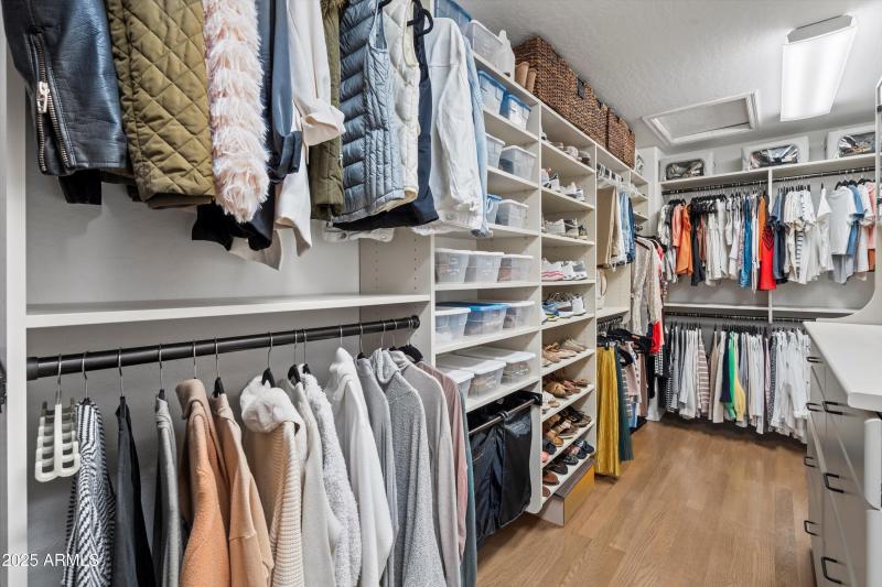 43-Walk-in Closet