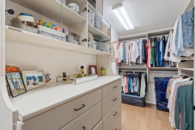 44-Walk-in Closet