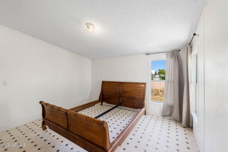 9-Primary Bedroom (2)