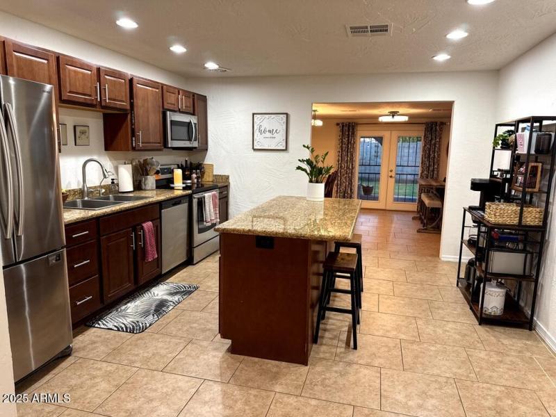 963C94E4-17BA-4C6E-9FDF-A879BA3B72D4_1_1