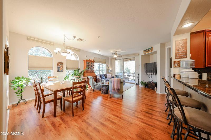 Dining Area and Breakfast Bar