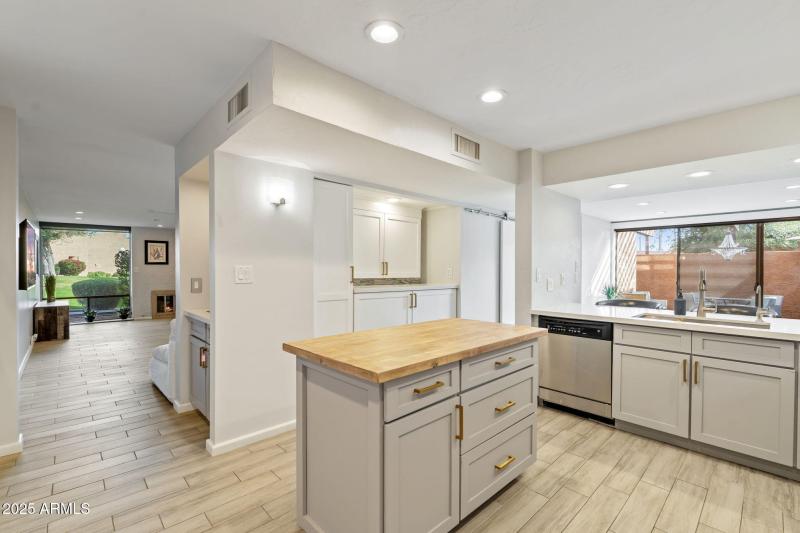 Passthrough w Bar to LR