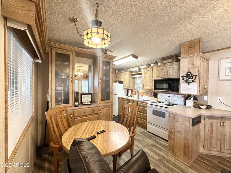 GRAND BUILT IN HUTCH