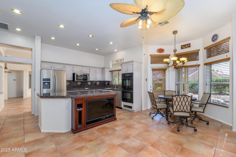 Kitchen & Eat-in Nook