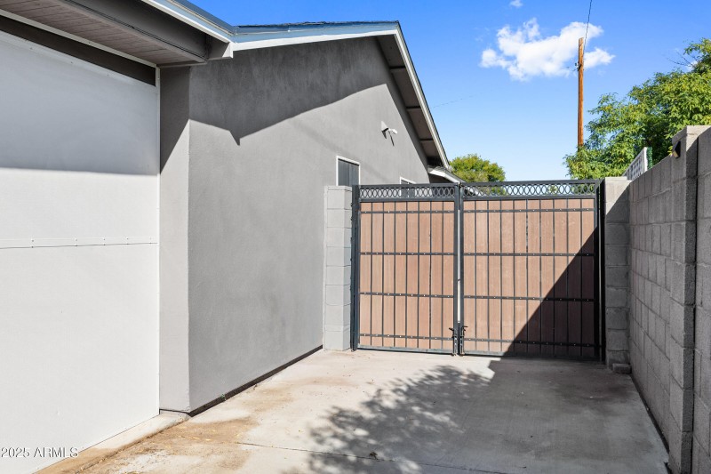 1601 W Glenrosa Ave-41