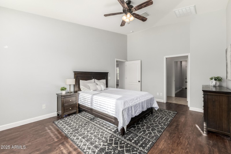 High Ceilings & Lots Of Natural Light