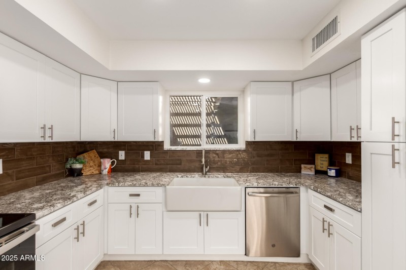 16 Kitchen w/Apron Sink