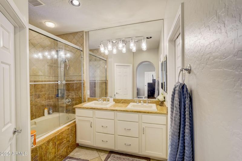 E Rough Rider Rd 1212-025