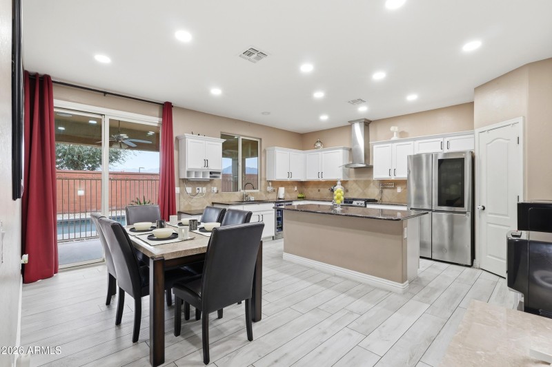 gourmet eat-in kitchen