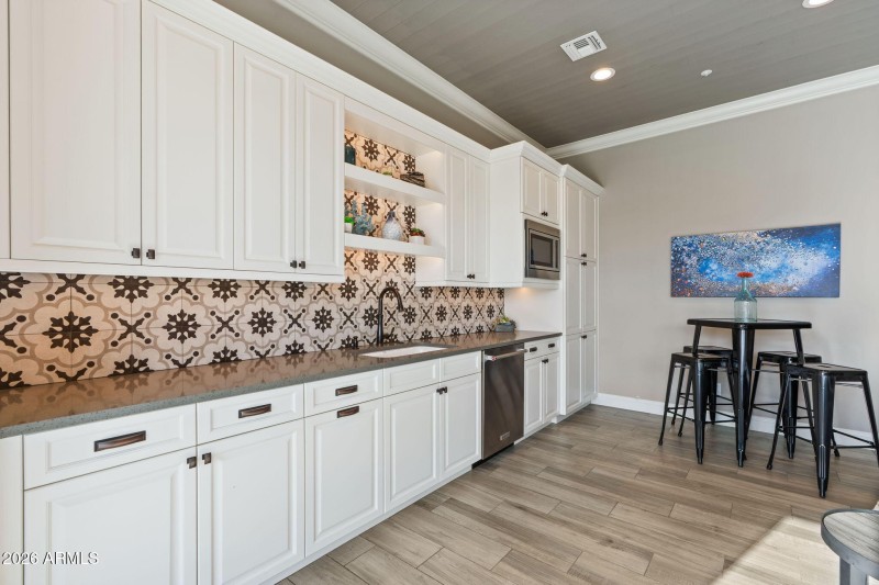 Pool House kitchen w dinette area