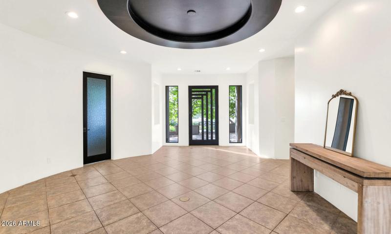 1404 E Michelle Dr-large-008-010-1404 E