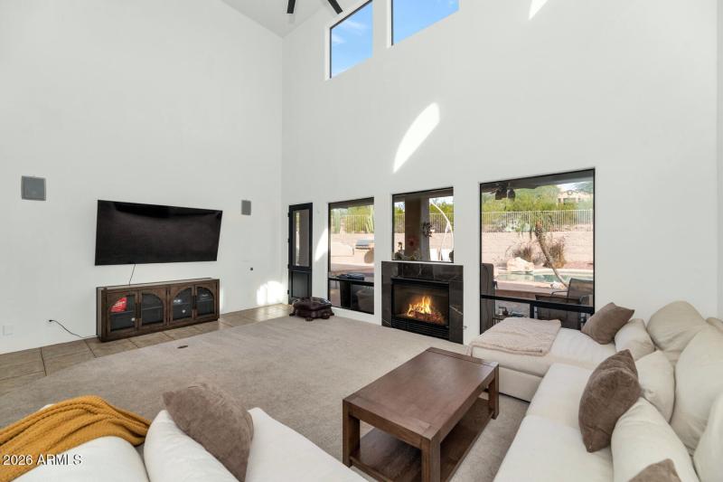 1404 E Michelle Dr-large-012-023-1404 E